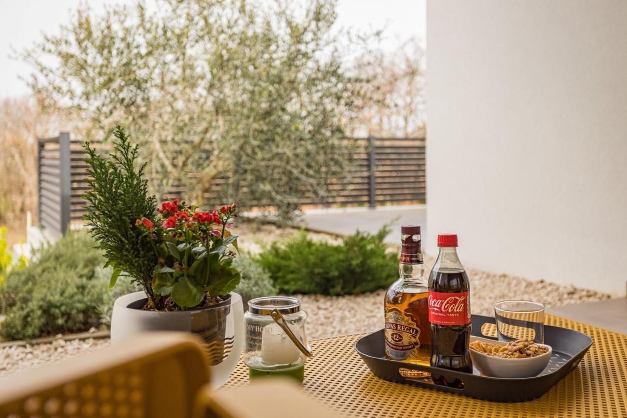 Apartments Bijou With Big Private Garden Near Umag Vilanija ภายนอก รูปภาพ