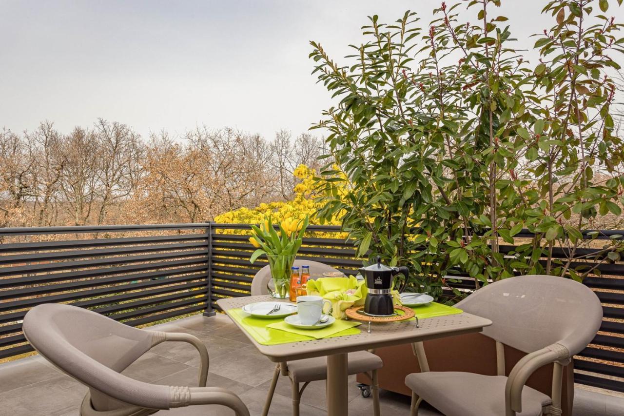 Apartments Bijou With Big Private Garden Near Umag Vilanija ภายนอก รูปภาพ